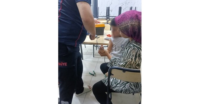 Osmaniye’de parmağı duş başlığına sıkışan çocuğu itfaiye kurtardı