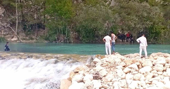 Serinlemek için girdiği çayda kaybolan genç için arama çalışmaları başlatıldı