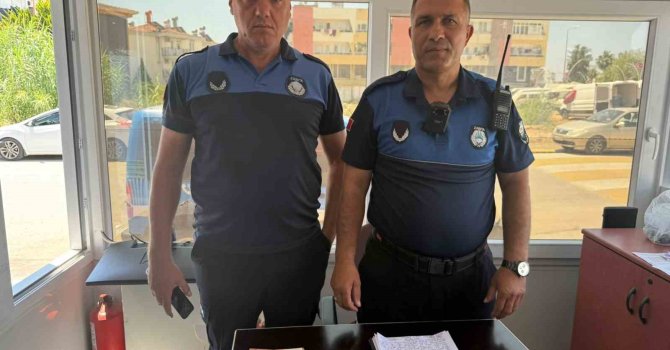Pazarda sahte döviz ve altınlarla alışveriş yapmaya çalıştı, esnaf ve zabıtanın dikkatiyle yakalandı