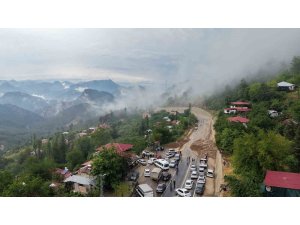 Şiddetli yağış heyelana yol açtı, motosiklet toprak altında kaldı