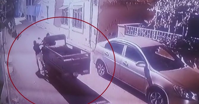 Esnafın motosikletini çalan hırsızlar kamerada