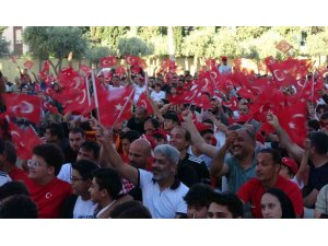 Milli maç heyecanını İHL bahçesinde dev ekranda izlediler