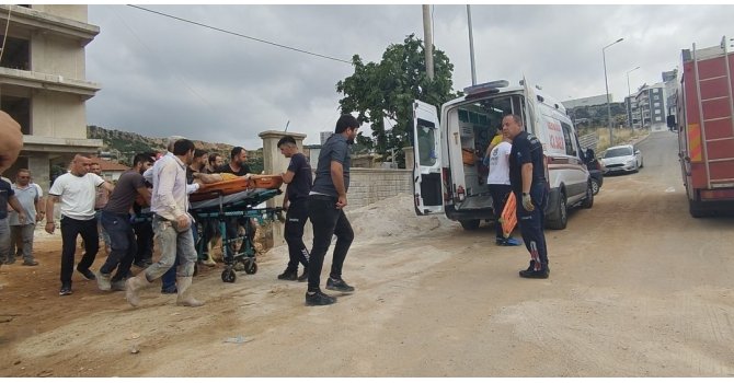 Asansör boşluğuna düşen müteahhit yaralandı
