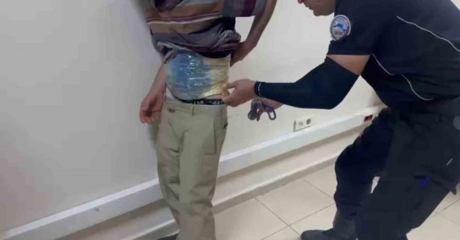 Uyuşturucuyu bantla beline ve bacaklarına saran zehir taciri hayrete düşürdü