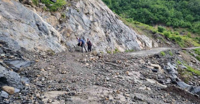 Heyelan nedeniyle kapanan köy yolunda vatandaşlar halatlarla karşıya geçti