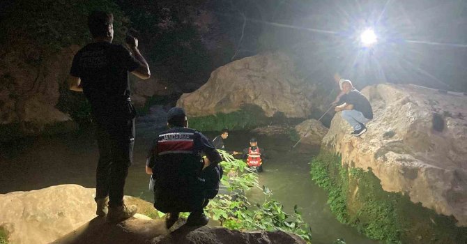 Vadide girdiği suda akıntıya kapılan çocuk hayatın kaybetti