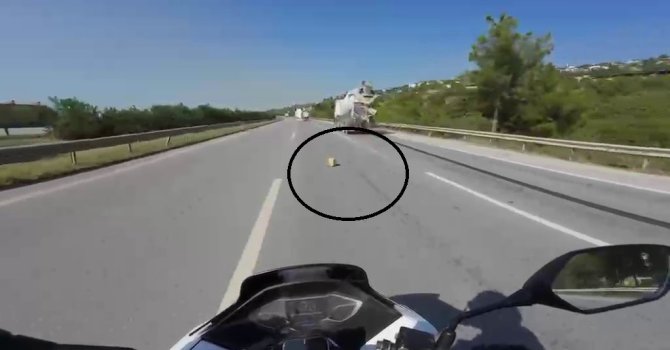 Mikserden düşen malzeme motosiklet sürücüsünü ölümle burun buruna getirdi
