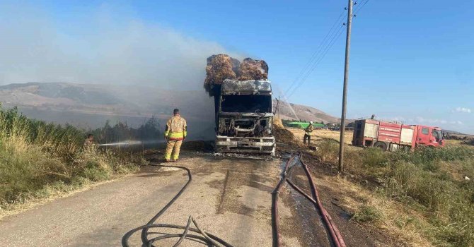 Hatay’da saman balyası yüklü tır alevlere teslim oldu