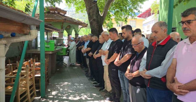Kocasının öldürdüğü Aslıhan öğretmen ve babası toprağa verildi