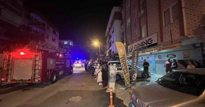Kentsel dönüşümdeki apartmanda çıkan yangın mahalleliyi sokağa döktü