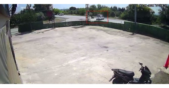 Hafif ticari araca ok gibi saplanan motosikletteki 2 kişi metrelerce havaya uçtu