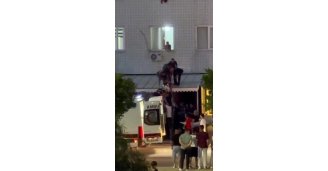 Cam silerken metrelerce yükseklikten düşen genç kız yaralandı