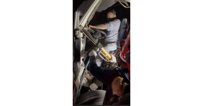 Park halindeki kamyona arkadan çarpan çekicinin sürücüsü yaralandı