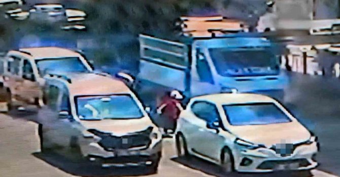 Adana’da feci kaza: Yolun karşısına geçerken iki aracın çarptığı çocuk hayatını kaybetti