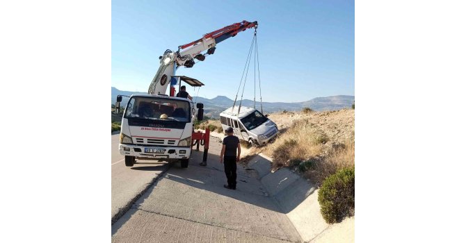 Levhaya çarpıp yoldan çıkan araçtakiler yara almadan kurtuldu