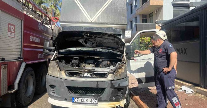 Park halindeki nakliye kamyonunda motor yangını