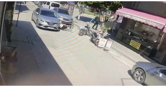 Bisikletiyle aniden yola çıkan çocuğa otomobil çarptı