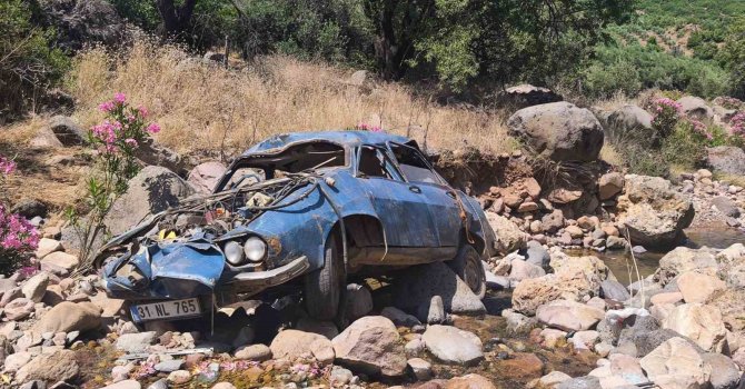 Uçurumdan yuvarlanarak hurdaya dönen otomobilin sürücüsü yaralandı