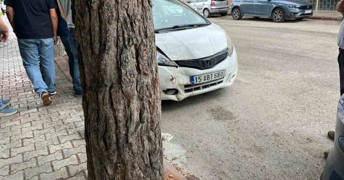 Burdur’da otomobil ağaca çarptı: 1 yaralı