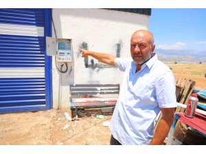 Elektriği kesilen besici yardım bekliyor