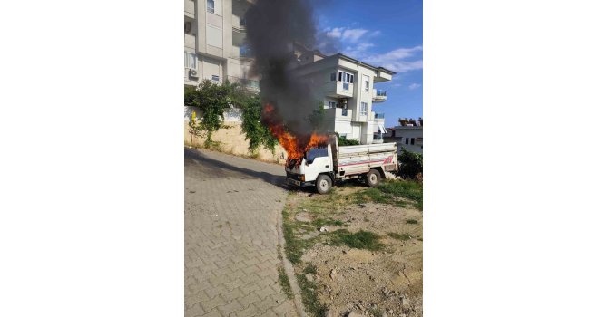 Alanya’da park halindeki kamyonette çıkan yangın söndürüldü
