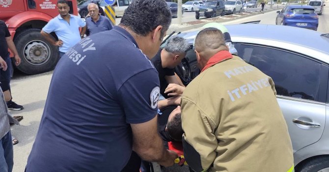 Defne’de kamyonla çarpışan otomobilin sürücüsü yaralandı