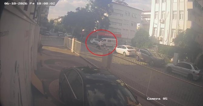 Kamyonetle çarpışan motosikletin sürücüsü kazayı kask sayesinde kazayı hafif sıyrıklarla atlattı