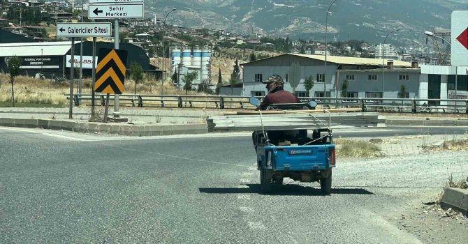 Trafikte beklerken motosiklet üzerinde oynamaya başladı
