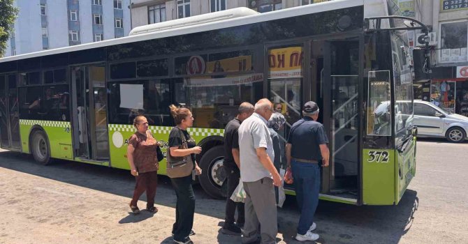 Adana’da bunaltan sıcaklarda dolmuş çilesi: "Klimayı aç diyoruz, kapıları açıyorlar"