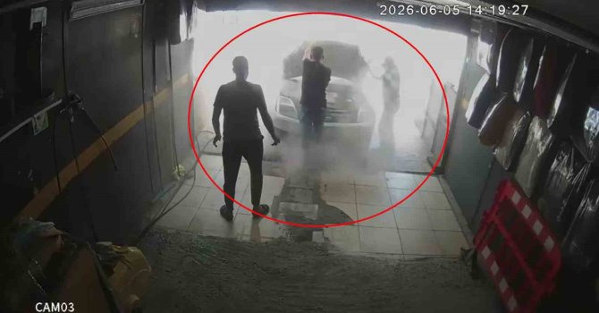 Yıkatmaya getirilen araçtan çıkan dumanları fark eden çalışanın hızlı müdahalesi aracı yanmaktan kurtardı