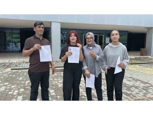 Baba, anne ve 2 kızı sınavda birbirlerine rakip oldu