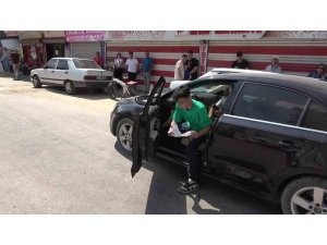 Sınava 1 dakika kala yetişti, aracının el frenini çekmeden araçtan fırlayıp okula koştu