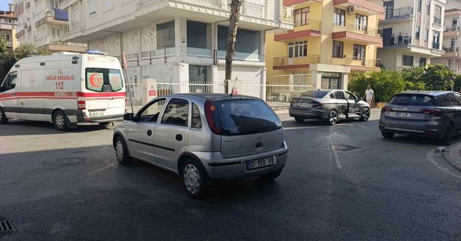 Otomobiller çarpıştı, kaza anı kameraya yansıdı