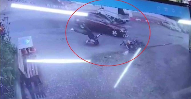 Motosikletlinin ölümden döndüğü kaza kamerada