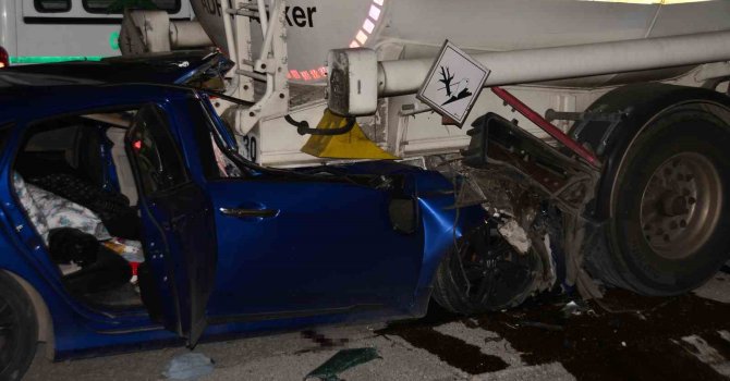 Adana’da otomobil tıra çarptı: 1 ölü, 2 yaralı