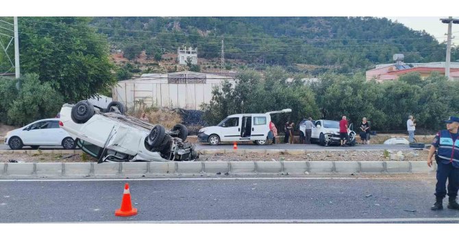 Mersin’de kaza yapan otomobil takla attı: 2 yaralı