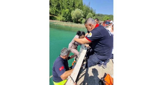 Adana’da köprüden düşen kadın itfaiye ekiplerince kurtarıldı