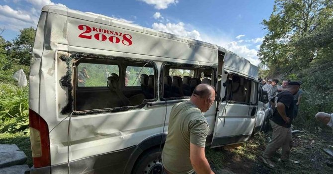 Burdur’da minibüs tarlaya uçtu: 8 yaralı