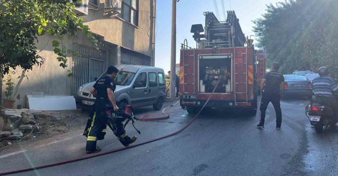 Antalya’da 3 katlı binanın zemin katında çıkan yangın korkuttu