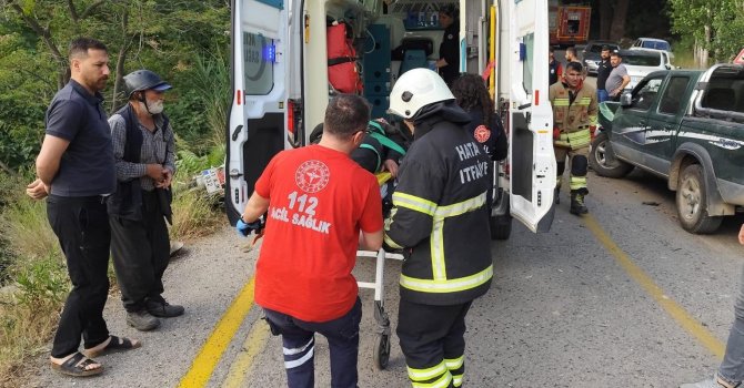 Belen’de pikapla çarpışan motosikletin sürücüsü şarampole yuvarlandı