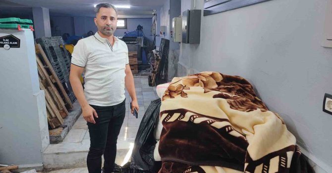 Battaniyenin içinden çıkan para ve cüzdanları teslim etti, yaşlı kadın poşeti sordu
