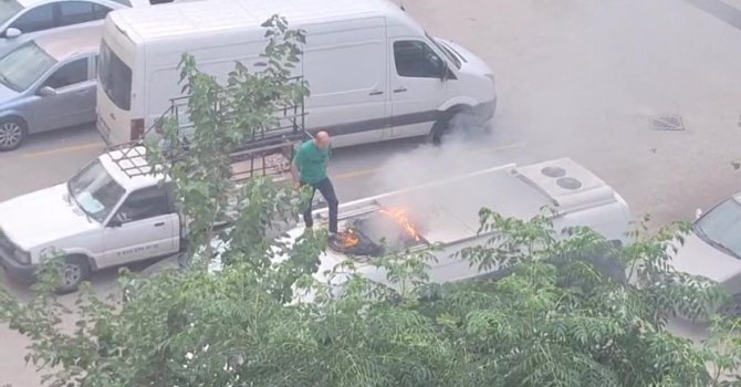 Park halindeki aracın tavanında çıkan yangına vatandaşlar müdahale etti
