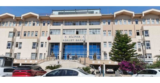 Silifke Belediyesi’ne yönelik operasyonda gözaltına alınan 19 şüpheli adliyeye sevk edildi
