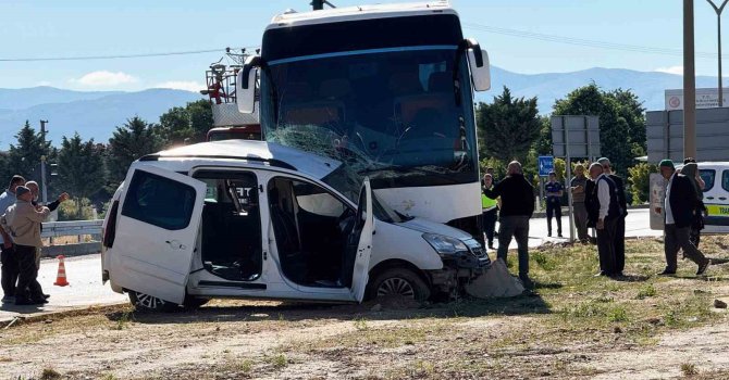 Tur otobüsü ile hafif ticari araç çarpıştı: Genç sürücü hayatını kaybetti