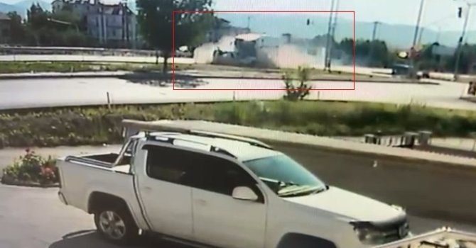 25 yaşındaki sürücünün hayatını kaybettiği feci kaza anı güvenlik kamerasında