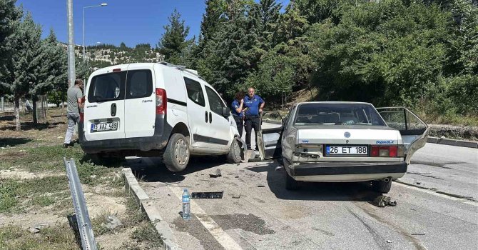 Burdur’da otomobil ile hafif ticari araç çarpıştı: 5 yaralı