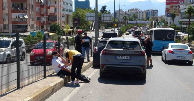 Üst geçitte 4 araç birbirine girdi: 1 yaralı