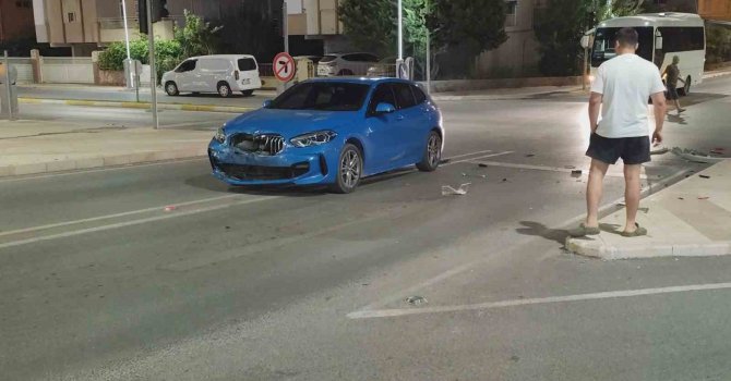 Manavgat’ta iki otomobil çarpıştı, sürücüler kazayı yara almadan atlattı
