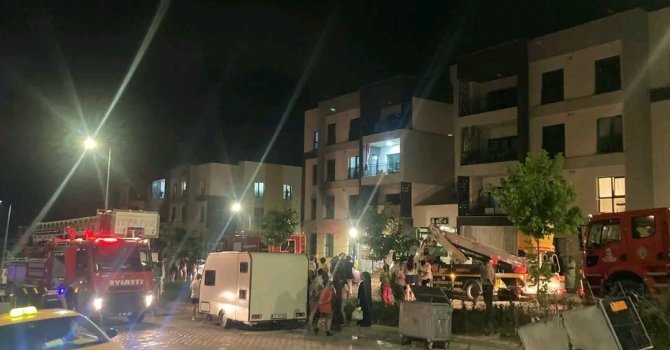 Alevlerin yükseldiği apartman dairesinde dumandan etkilenen 3 kişiyi itfaiye kurtardı