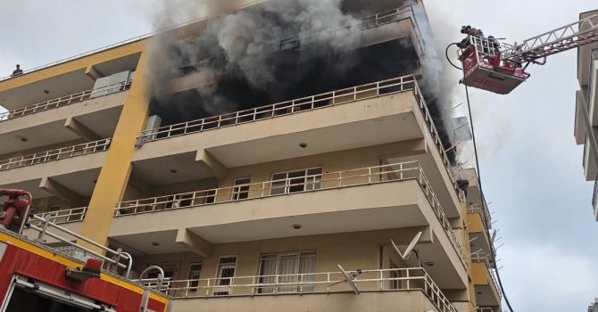 İskenderun’da apartman dairesinden alevler yükseldi
